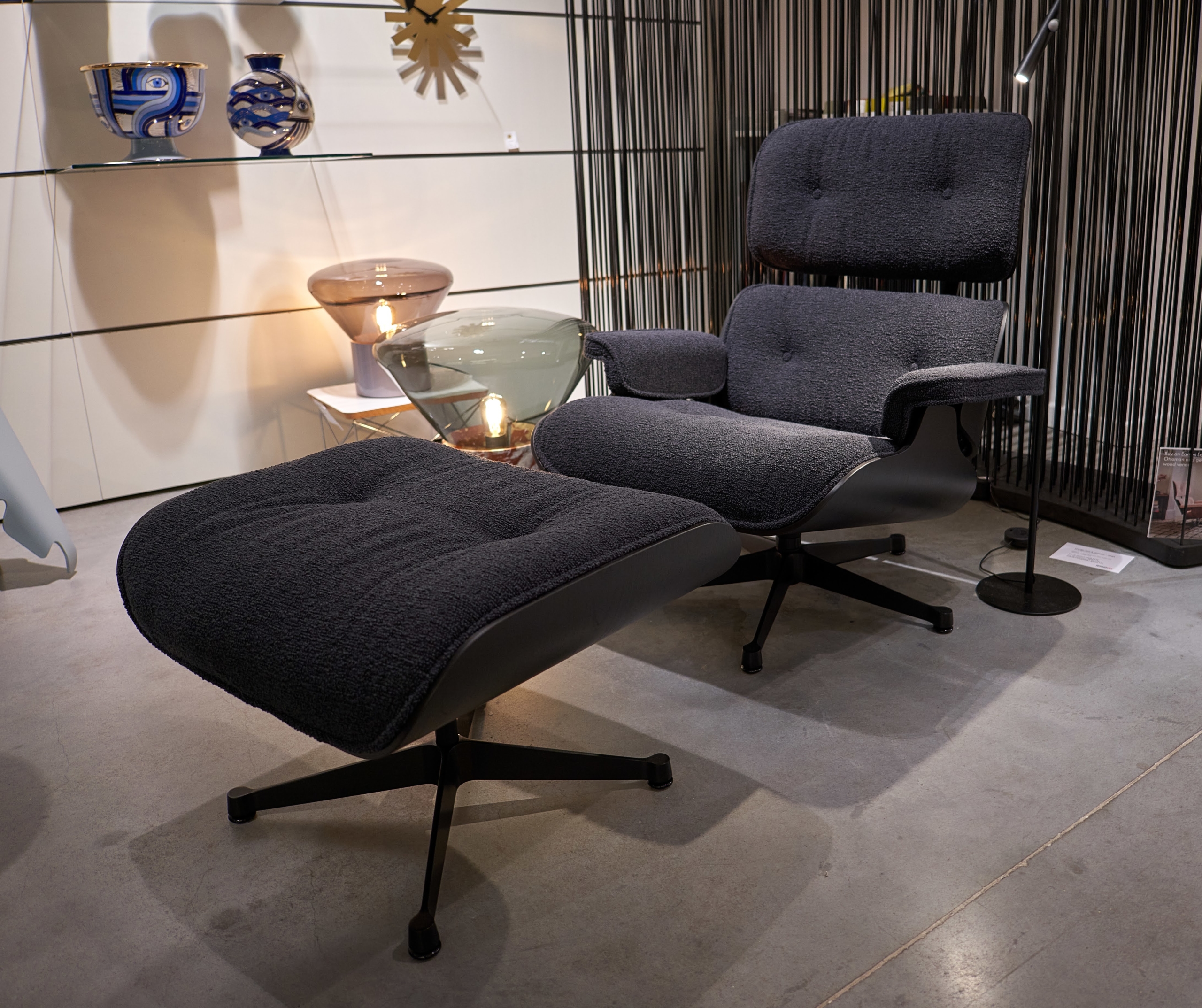 Fauteuil Lounge chair ottoman frêne noir et tissu Spiridon Studio